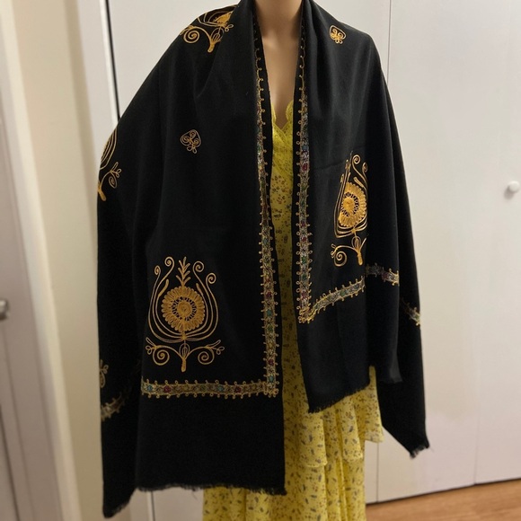 VINTAGE oversized embroidered scarf/wrap - Picture 5 of 9